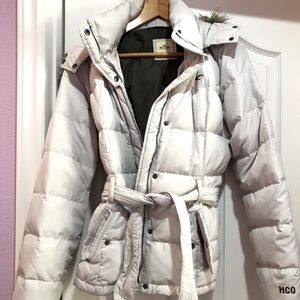 Hollister down feather puffer. Removable faux fur lined hood. Never worn. Size L